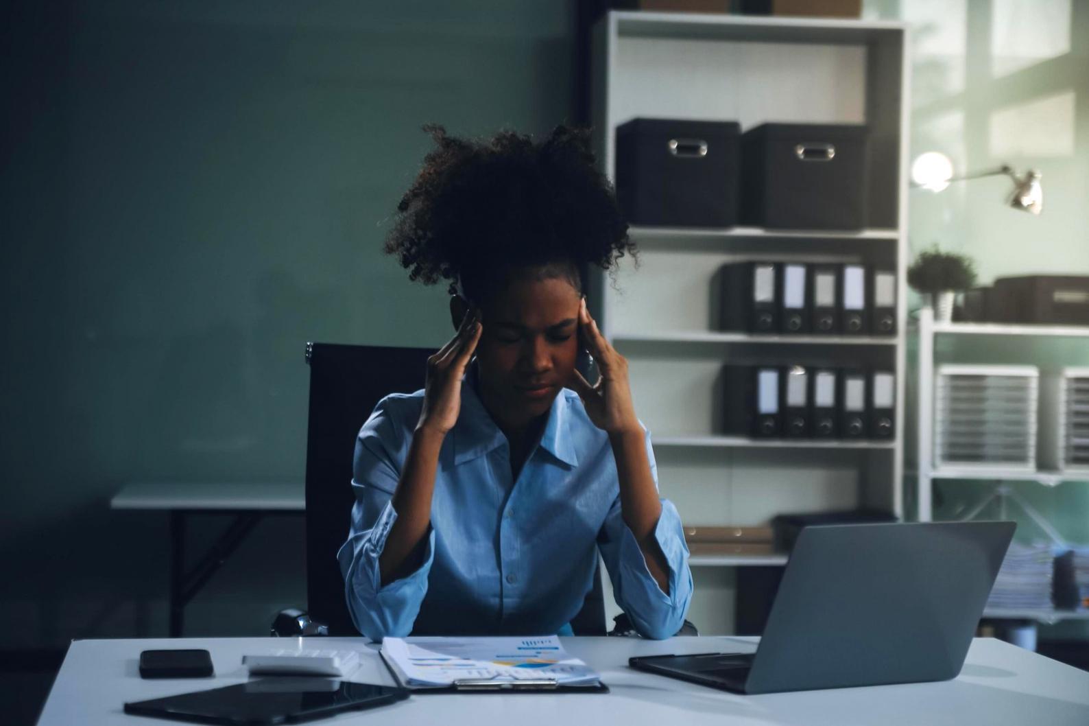 Empresarios analizando datos financieros en una moderna oficina