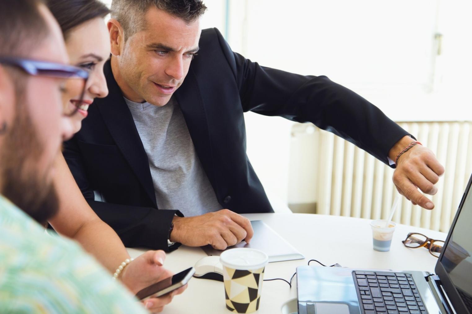 Equipo empresarial revisando estrategias financieras