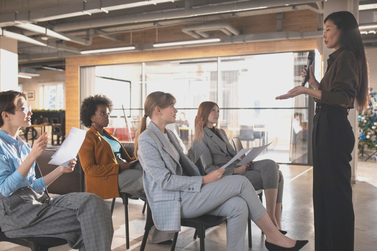 Calculadora y documentos financieros sobre escritorio